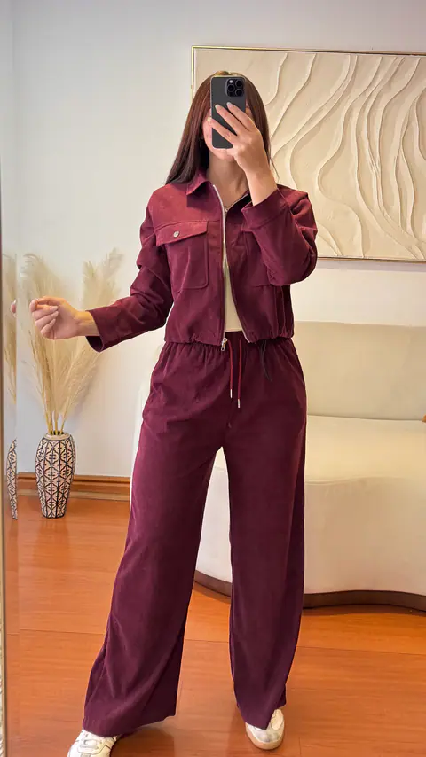 Conjunto burdeos de chaqueta y pantalón