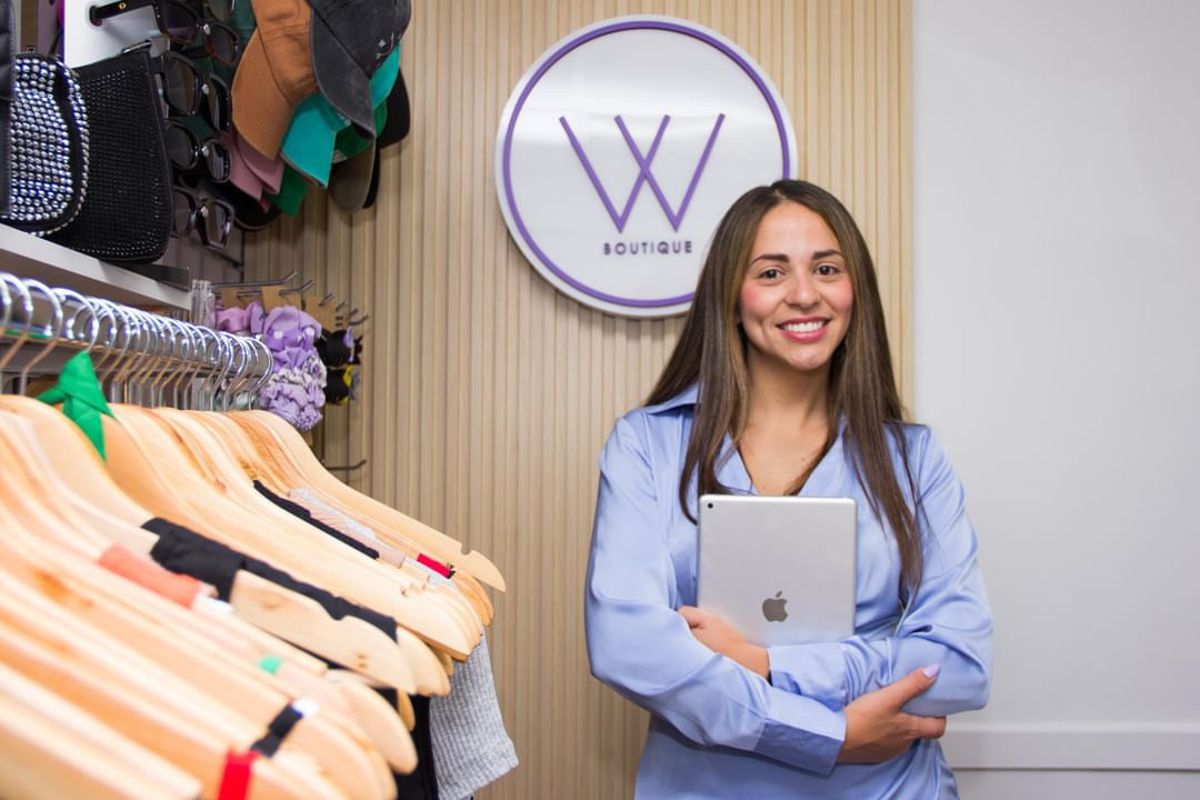 Dueña y fundadora de Boutique W en su tienda