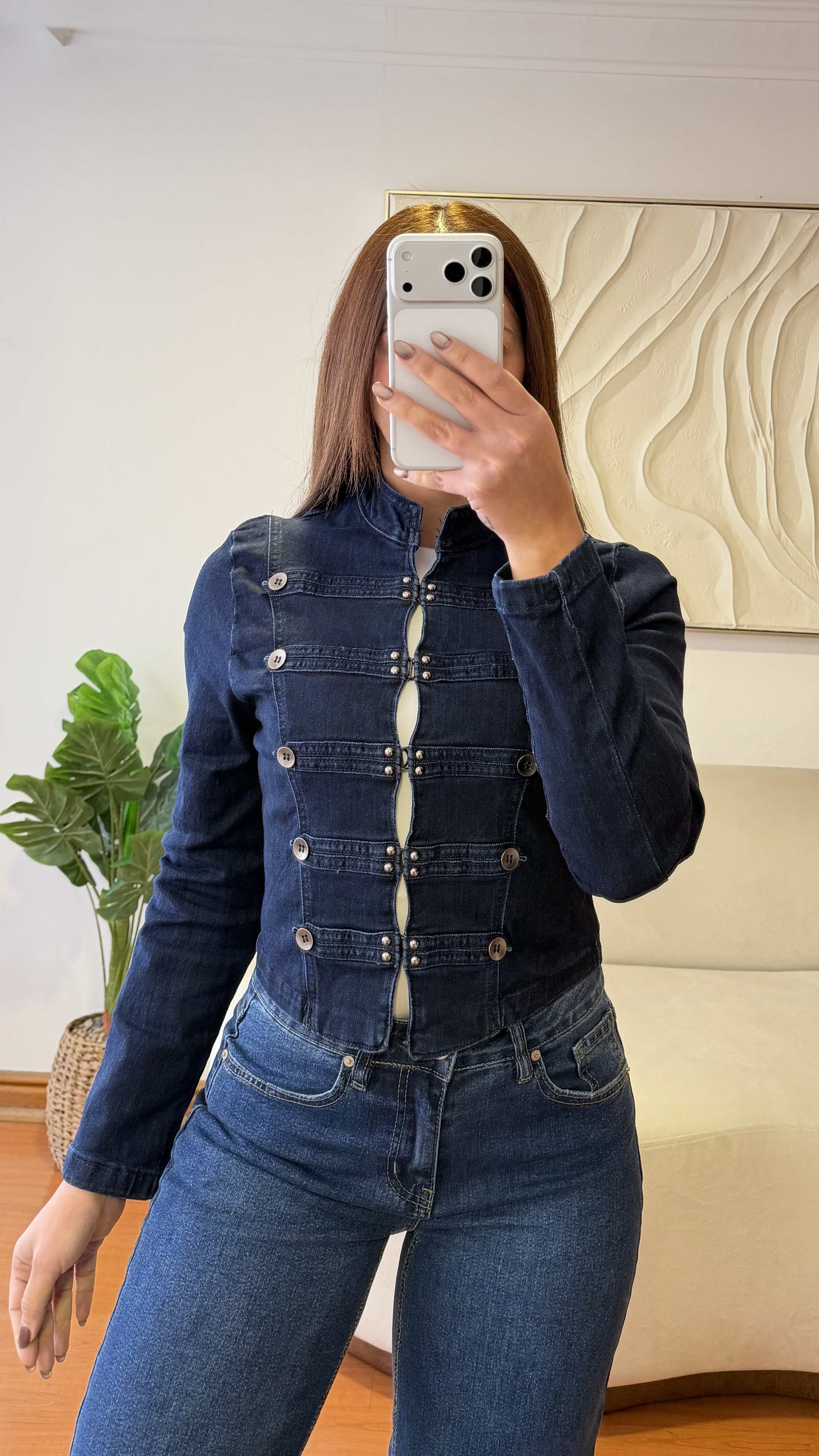 Chaqueta chocolate combinada con jeans negros