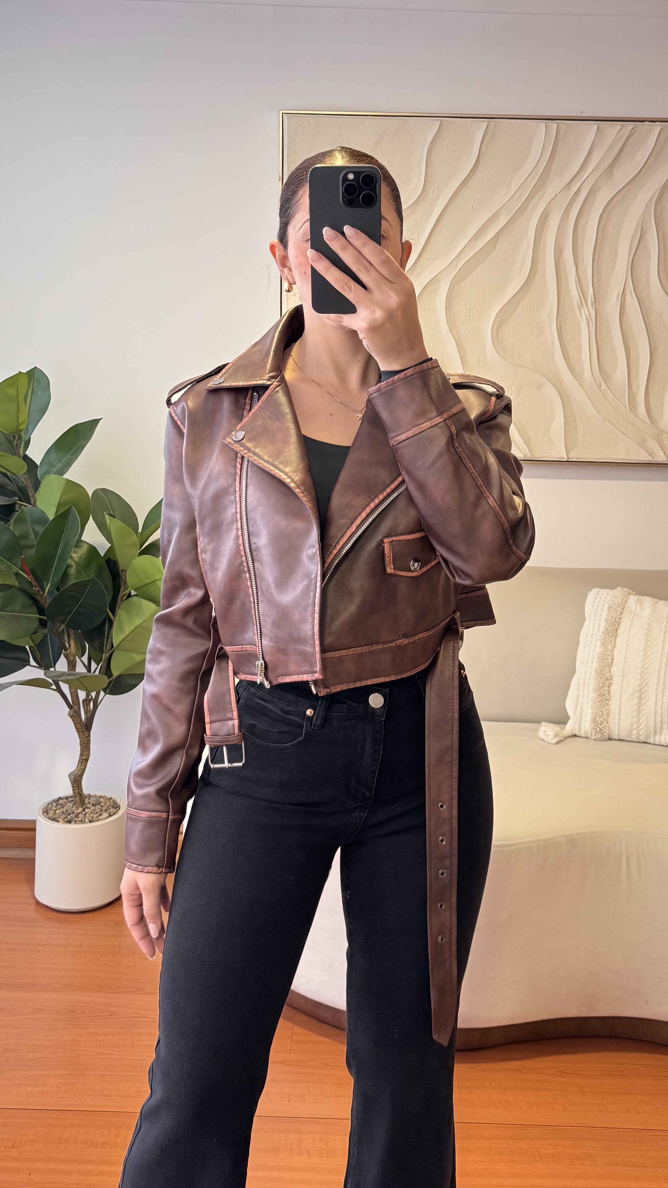 Chaqueta chocolate combinada con jeans negros