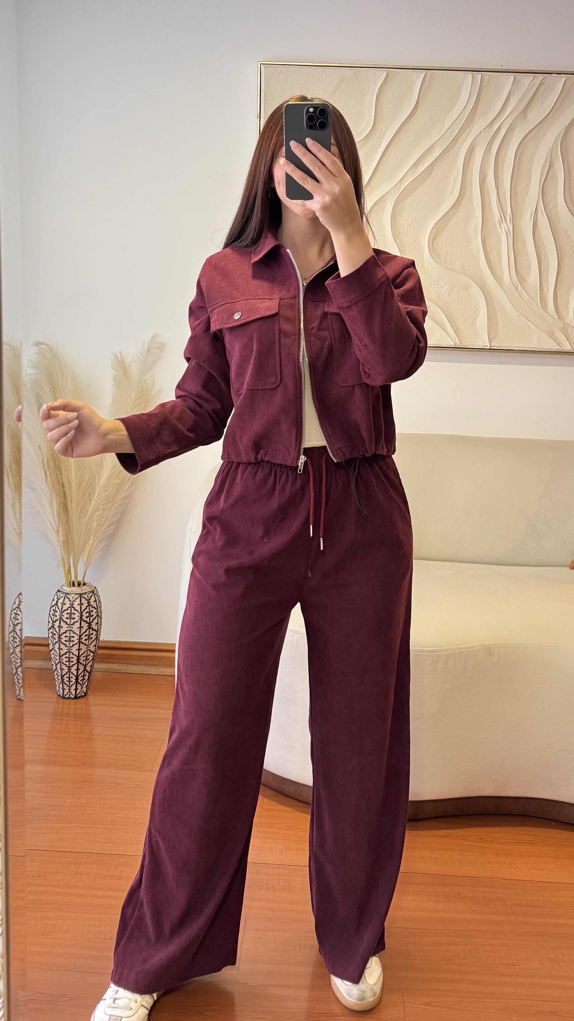 Conjunto burdeos de chaqueta y pantalón